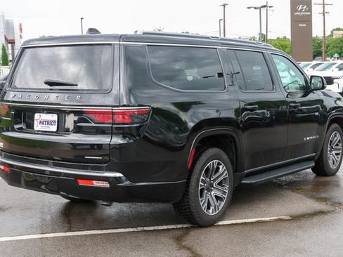 Used 2024 Jeep Wagoneer L Series II w/ Flexible Seating Group AWD/4WD image 3