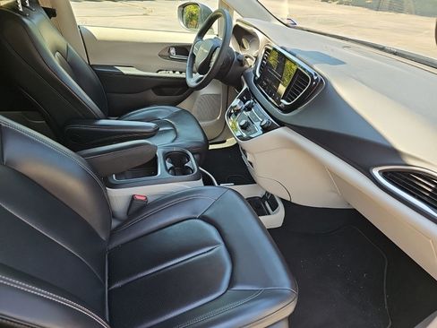 Used 2023 Chrysler Pacifica Touring-L FWD image 9