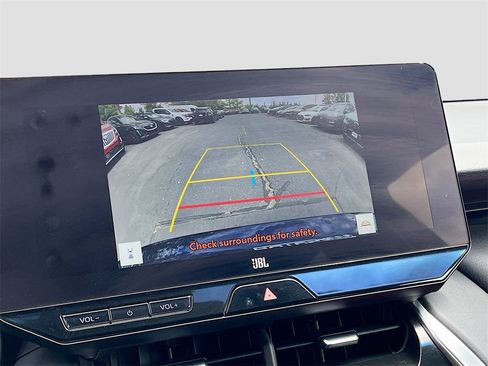 Used 2024 Toyota Venza XLE image 14