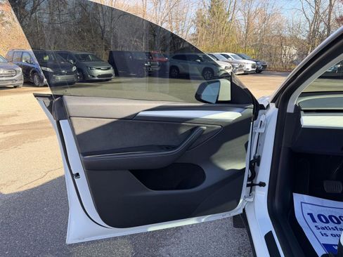 Used 2022 Tesla Model Y Long Range image 9