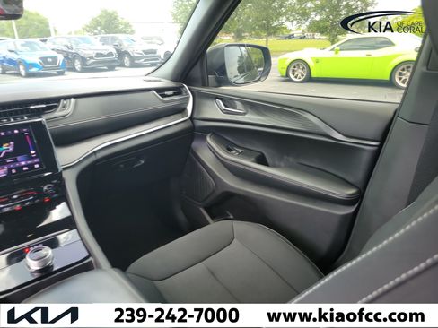 Used 2025 Jeep Grand Cherokee Laredo X RWD image 17