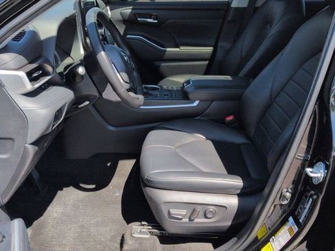 Used 2023 Toyota Highlander XLE AWD/4WD image 8