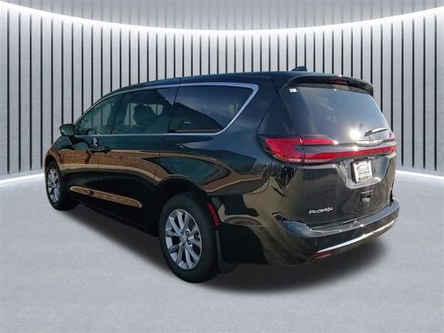 New 2026 Chrysler Pacifica Select image 5