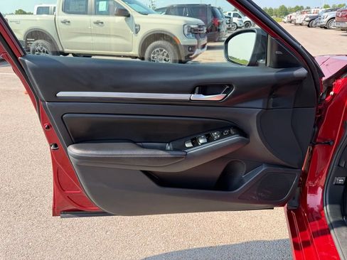 Used 2024 Nissan Altima 2.5 SR w/ SR Premium Package FWD image 9