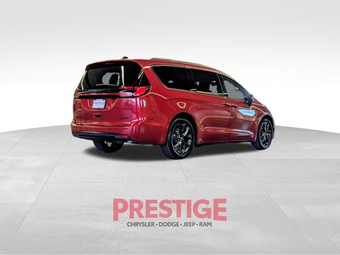Used 2024 Chrysler Pacifica Limited w/ S Appearance Package FWD image 9