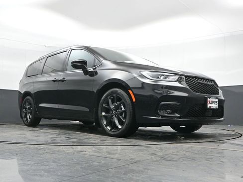New 2026 Chrysler Pacifica Select image 41