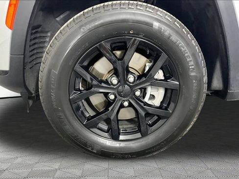 Used 2025 Jeep Grand Cherokee L Altitude AWD/4WD image 32