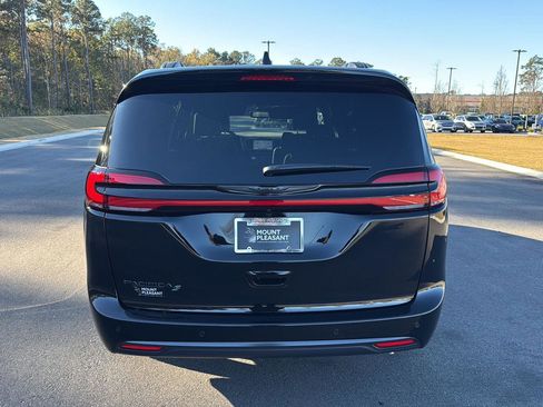 New 2026 Chrysler Pacifica Select image 9