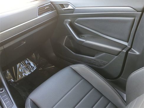 Certified 2023 Volkswagen Jetta SE image 15
