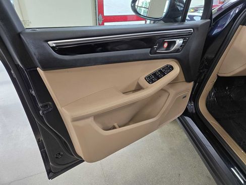 Used 2021 Porsche Macan AWD/4WD image 12