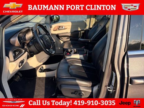 Used 2018 Chrysler Pacifica Touring-L FWD image 10