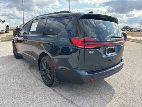 Used 2023 Chrysler Pacifica Touring-L w/ Uconnect Theater Family Group image 3