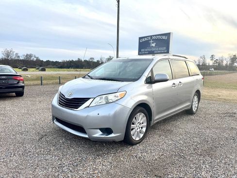 Used 2011 Toyota Sienna LE image 3