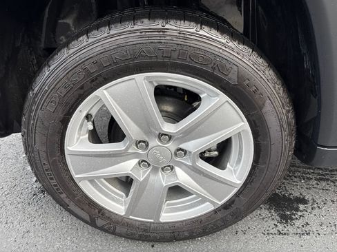 Used 2022 Jeep Compass Latitude AWD/4WD image 11