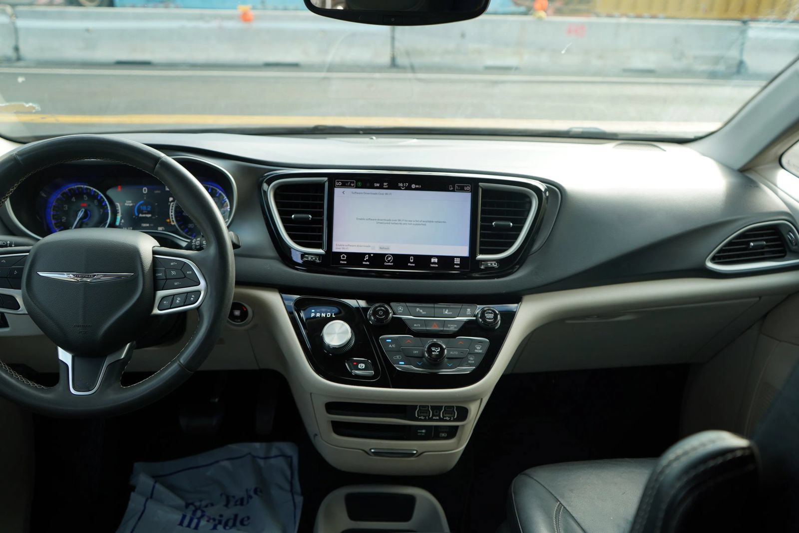 Used 2022 Chrysler Pacifica Touring-L FWD image 15
