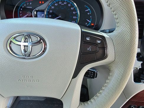 Used 2014 Toyota Sienna XLE image 40