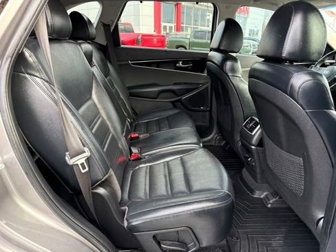 Used 2019 Kia Sorento SX image 19