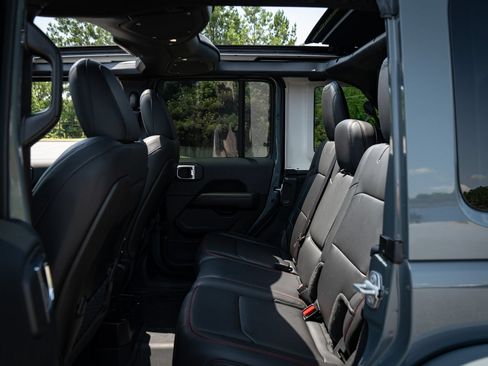 Used 2025 Jeep Wrangler Unlimited Rubicon AWD/4WD image 19