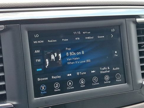Used 2018 Chrysler Pacifica Touring-L FWD image 17