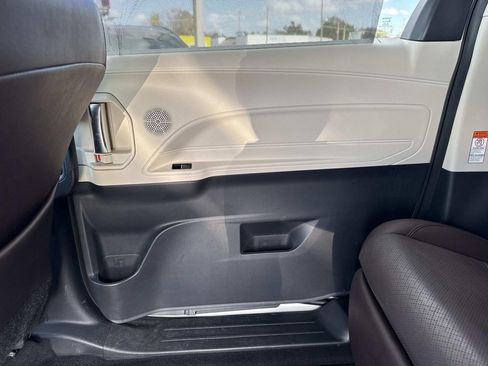 Used 2021 Toyota Sienna Platinum image 16