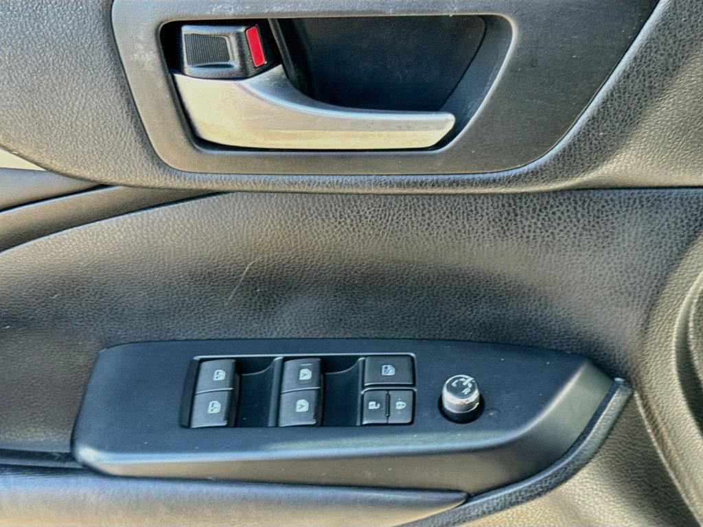 Used 2018 Toyota Highlander SE FWD image 21