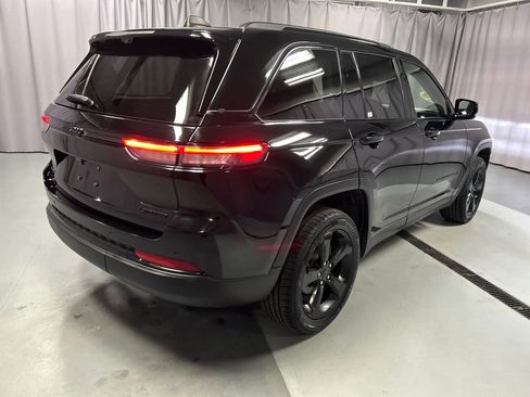 Used 2023 Jeep Grand Cherokee Limited w/ Luxury Tech Group II image 7