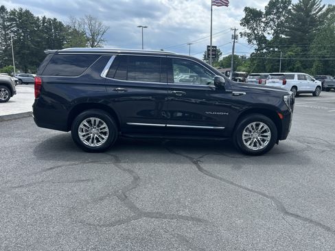 Certified 2024 GMC Yukon SLT w/ SLT Luxury Package AWD/4WD image 17