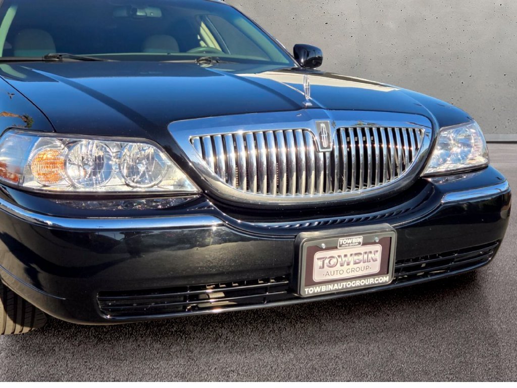 Used 2006 Lincoln Town Car Signature RWD image 7