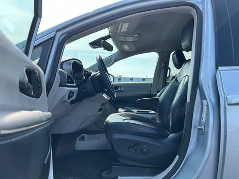 Used 2023 Chrysler Pacifica Touring-L AWD/4WD image 6