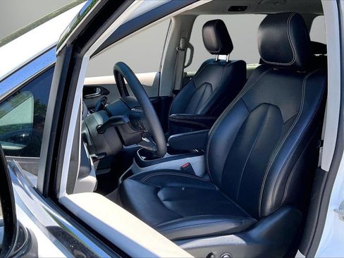 Used 2024 Chrysler Pacifica Touring-L FWD image 20