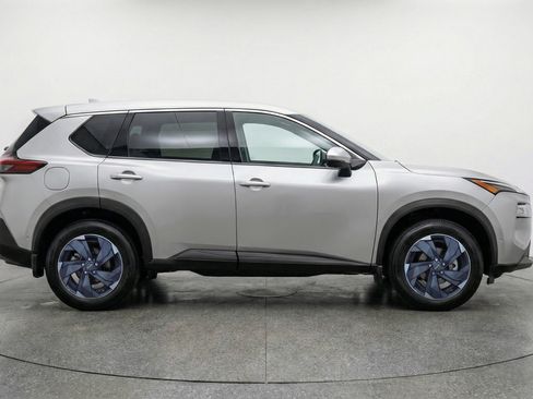 Used 2025 Nissan Rogue SV image 11