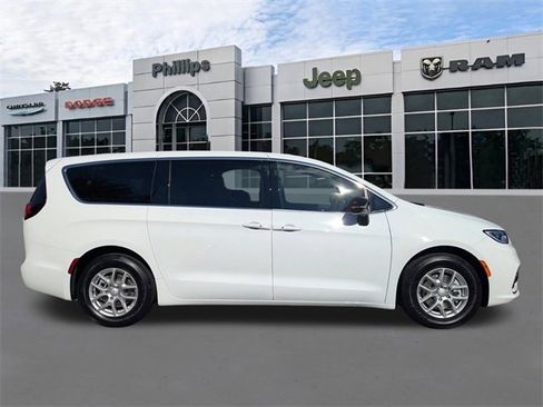 New 2026 Chrysler Pacifica Select image 2