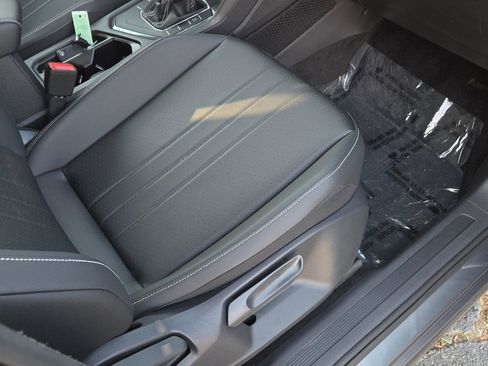 Certified 2023 Volkswagen Tiguan SE w/ Panoramic Sunroof Package image 42