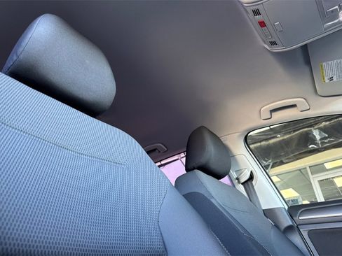 Used 2018 Volkswagen e-Golf SE image 16