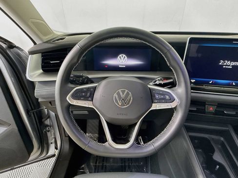 Used 2025 Volkswagen Tiguan SE w/ Panoramic Sunroof Package AWD/4WD image 14