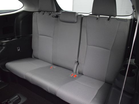 Used 2023 Toyota Highlander LE AWD/4WD image 14