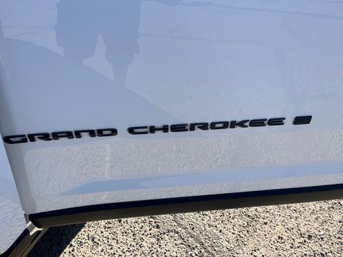 Used 2025 Jeep Grand Cherokee Altitude image 24