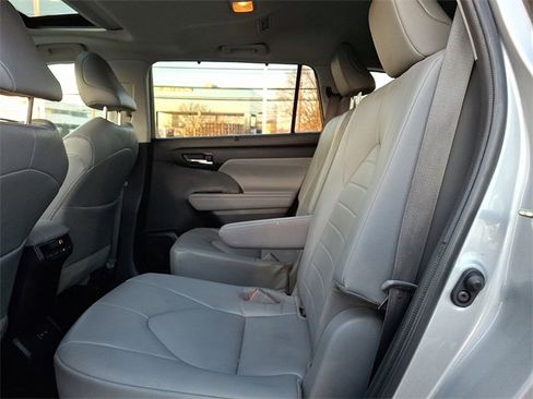 Certified 2022 Toyota Highlander XLE image 10
