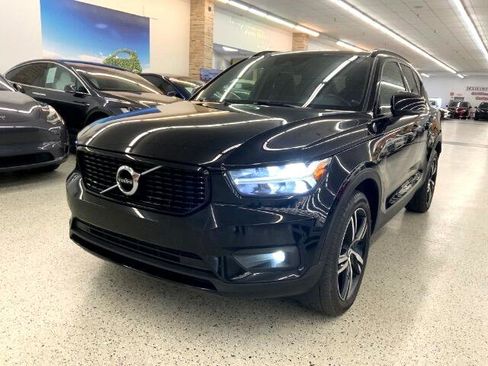 Used 2020 Volvo XC40 T5 R-Design image 1