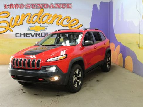Used 2017 Jeep Cherokee Trailhawk w/ Cold Weather Group AWD/4WD image 2
