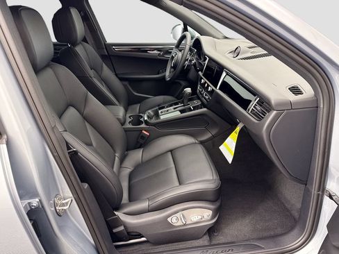 Used 2026 Porsche Macan AWD/4WD image 22