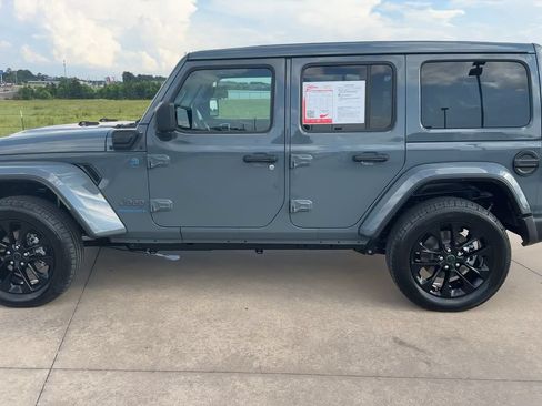 Used 2025 Jeep Wrangler Unlimited Sahara w/ Safety Group AWD/4WD image 6