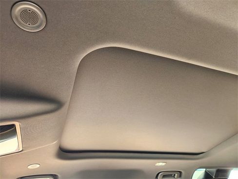 New 2026 Land Rover Defender 110 X-Dynamic SE image 18