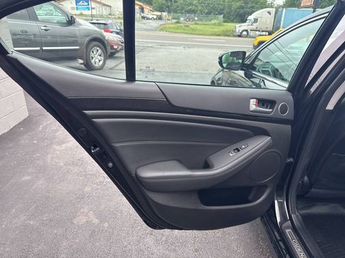 Used 2015 Kia Cadenza Premium w/ Technology Package FWD image 17
