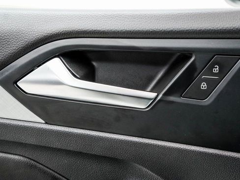 Used 2024 Volkswagen Jetta SE image 40