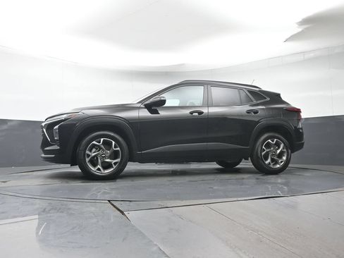 Used 2025 Chevrolet Trax LT FWD image 29