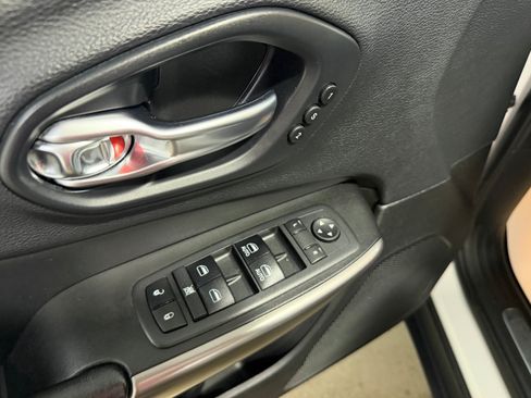 Used 2019 Jeep Cherokee Limited w/ Technology Group AWD/4WD image 9