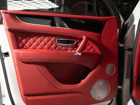 Used 2019 Bentley Bentayga image 34