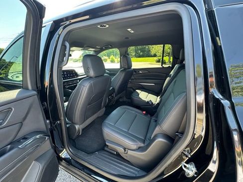 Used 2025 Chevrolet Traverse LT FWD image 19