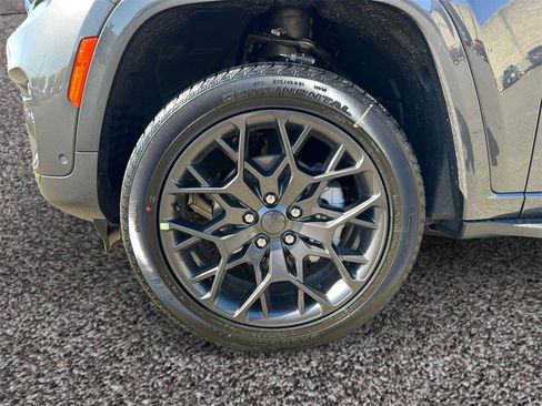 New 2025 Jeep Grand Cherokee Summit image 10